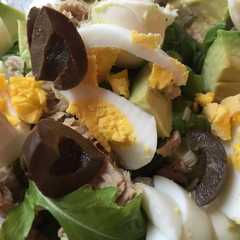 Una foto de Ensalada de rúcula, huevo, palta, boconccino, aceitunas y lechuga