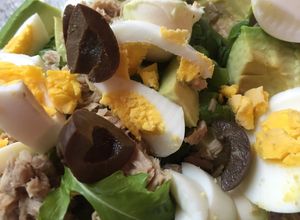 Una foto de Ensalada de rúcula, huevo, palta, boconccino, aceitunas y lechuga