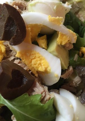 Una foto de Ensalada de rúcula, huevo, palta, boconccino, aceitunas y lechuga