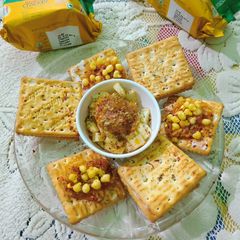 A picture of Apple cracker sandwich.