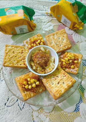 A picture of Apple cracker sandwich.