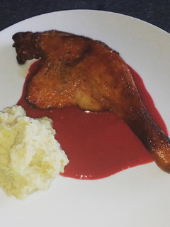 Una foto de Confit de pato con salsa de frutos rojos