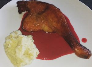 Foto principal de Confit de pato con salsa de frutos rojos