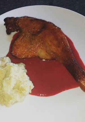 Una foto de Confit de pato con salsa de frutos rojos