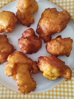 Una foto de Tortillitas de bacalao y patatas