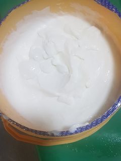 Una foto de Alioli con leche