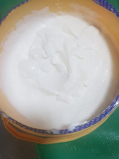 Una foto de Alioli con leche