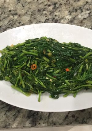 Stir fried water spinach炒空心菜 的食譜成品照片