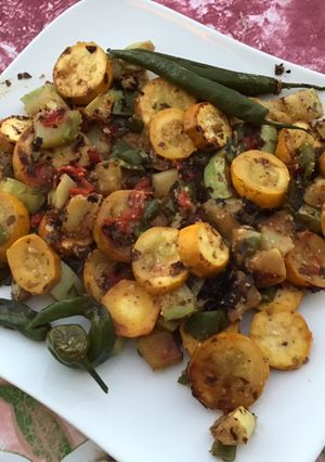 Une photo de Duo de courgettes aux tomates, poivron, algues et piments verts