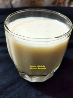 બનાના મિલ્ક શેક (Banana Milk Shake Recipe In Gujarati) રેસીપી મુખ્ય ફોટો