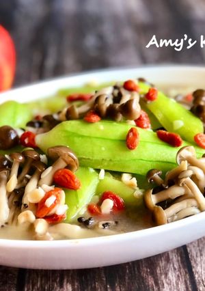 絲瓜炒菇（鴻禧菇） 的食譜成品照片