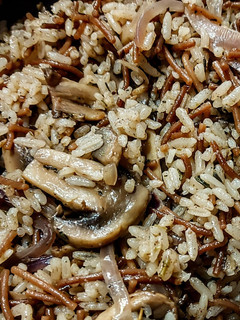 Una foto de ARROZ🍚Al Fideo con Champignon🍄🍄...!