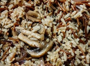 Una foto de ARROZ🍚Al Fideo con Champignon🍄🍄...!