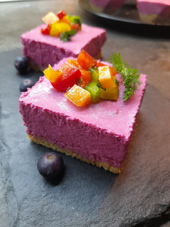 Foto di Cheesecake salata di barbabietola con tartare di peperoni