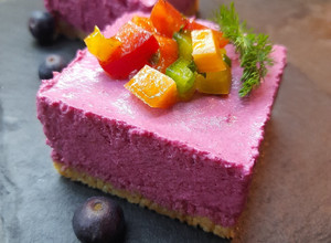 Foto di Cheesecake salata di barbabietola con tartare di peperoni