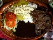 Una foto de bisteck con ensalada