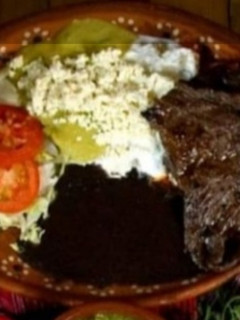 Una foto de Arrachera, chilaquiles, frijoles y ensalada