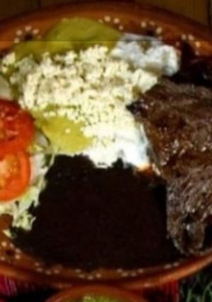 Una foto de Arrachera, chilaquiles, frijoles y ensalada