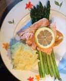 Cuối tuần: cá hồi chiên ăn kèm măng tây và khoai tây nghiền