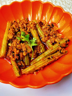 સરગવા નું બેસન વાળું શાક (Saragva Besan Shak Recipe In Gujarati) રેસીપી મુખ્ય ફોટો