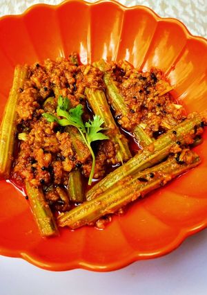 સરગવા નું બેસન વાળું શાક (Saragva Besan Shak Recipe In Gujarati) રેસીપી મુખ્ય ફોટો