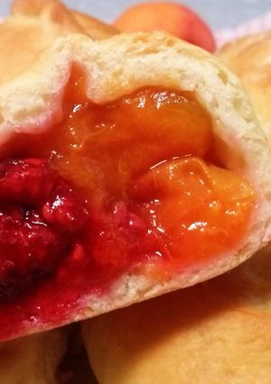 Фото Пирожки с абрикосами и малиной.