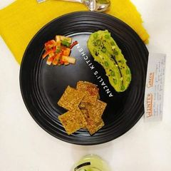 A picture of Green chickpeas hummus with bajra pita bread.