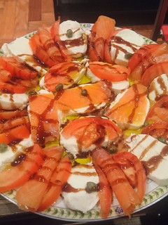 Una foto de Ensalada de salmón ahumado y alcaparras