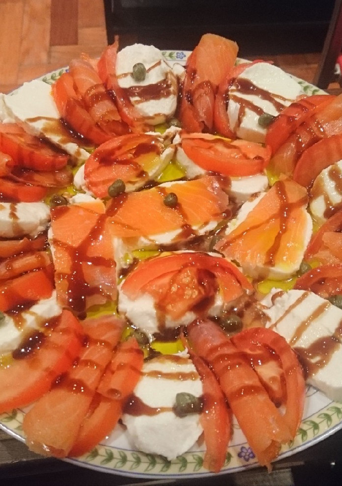 Una foto de Ensalada de salmón ahumado y alcaparras