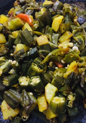 A picture of Bhindi fry with potato.