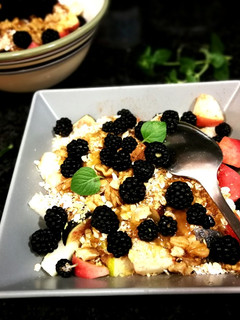 Una foto de Fruta variada con copos de avena, germen de trigo y lecitina