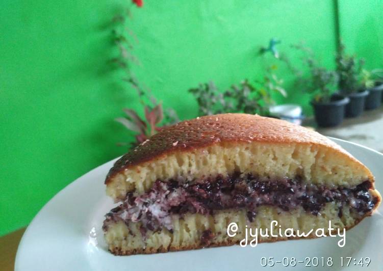 Martabak Manis Isi Ketan Hitam