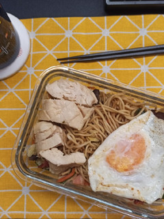 午餐便當 #8 (培根日式炒麵/味噌醬雞胸肉) 的食譜成品照片