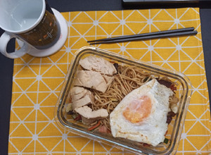 午餐便當 #8 (培根日式炒麵/味噌醬雞胸肉) 的食譜成品照片