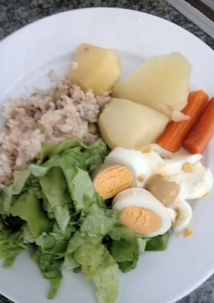 Una foto de Ensalada mixta con arroz integral !!!!