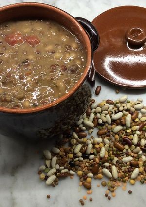 Foto di Zuppa cremosa di legumi misti