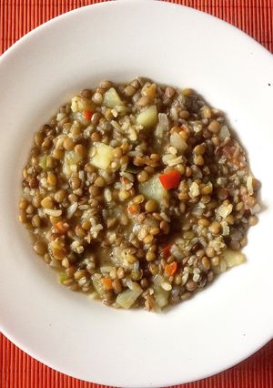 Una foto de Lentejas con arroz y verduras