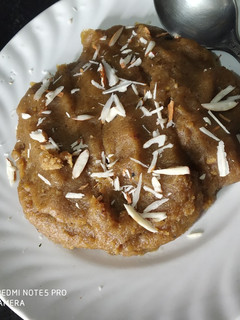बेसन हलवा (Besan Halwa recipe in Hindi) रेसिपी मुख्य फोटो