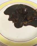 Carne de puerco con setas en mole negro
