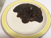 Una foto de carne con setas