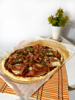 Una foto de Pizza “Serranita” con jamón serrano, mozzarella y tomate seco