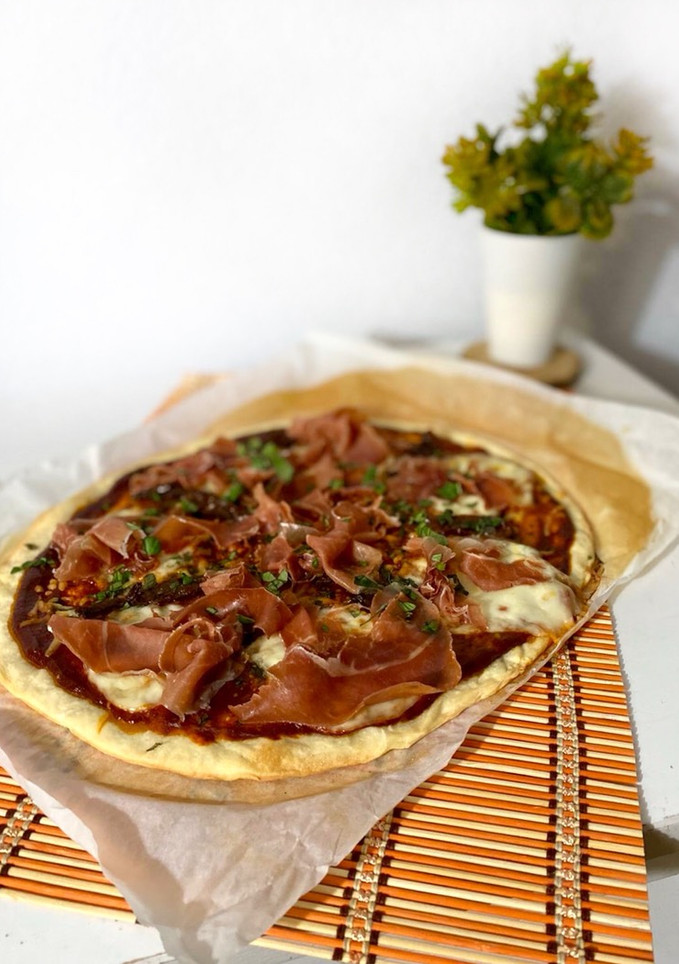 Una foto de Pizza “Serranita” con jamón serrano, mozzarella y tomate seco