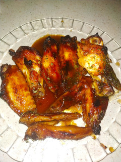 Una foto de Alitas de pollo con miel en salsa bbq