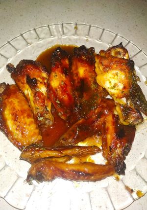 Una foto de Alitas de pollo con miel en salsa bbq