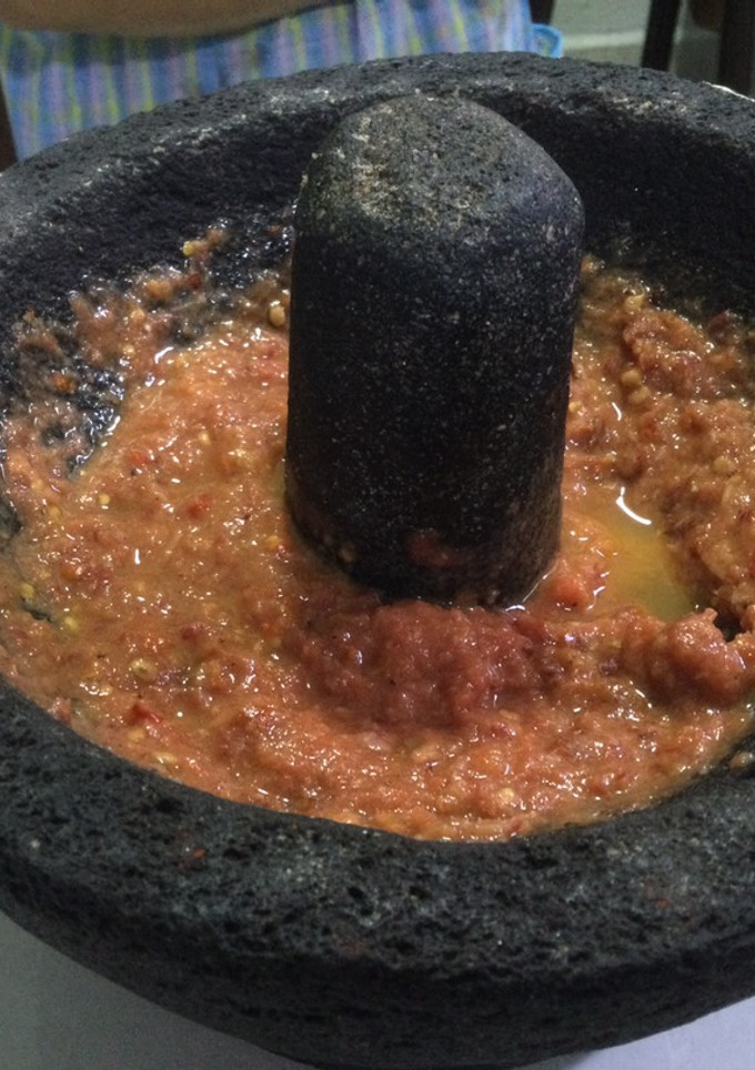 Una foto de Salsa de jitomate con chinicuiles