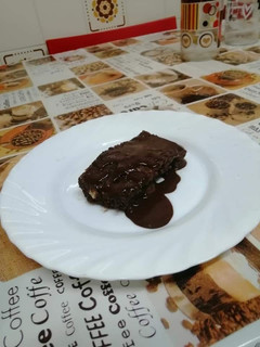 Una foto de Brownie saludable con avena, manzana y nueces en estuche Lékué