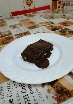 Una foto de Brownie saludable con avena, manzana y nueces en estuche Lékué
