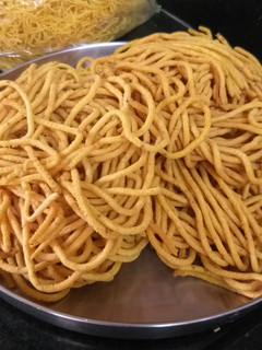 તીખા ગાઠીયા(tikha gathiya recipe in Gujarati) રેસીપી મુખ્ય ફોટો