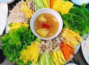 Hình của món Món phở cuốn thập cẩm.
