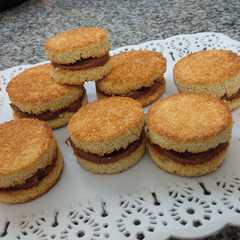 Una foto de Alfajores de coco y dulce de leche